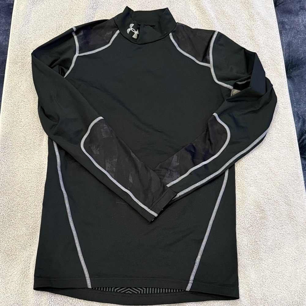 Under Armour Men's Black and Gray fitted shirt